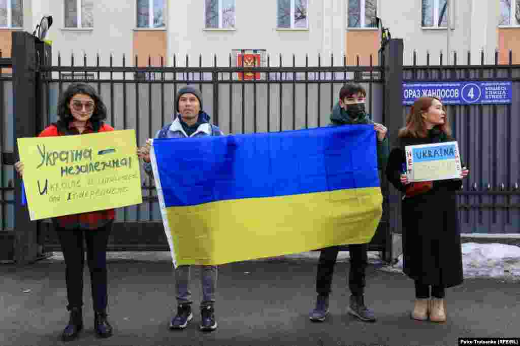 24 ақпанда Ресей бас консулдығы алдына келген "Oyan, Qazaqstan" қозғалысының төрт белсендісі қарсылық акциясын бастады. Олар "Соғыс құрысын!", "Украина - Ресей емес!", "Украинадан қолың тарт!" деп айқайлады. Содан бірнеше сағат бұрын Ресей Украина аумағына әскерін кіргізіп, ауқымды әскери шабуыл бастаған. Донбастағы украин күштері бекінісін зеңбіректен, Украинаның көптеген бөлігінде әскери инфрақұрылымдар, аэродромдар мен әуе шабуылынан қорғаныс құралдарын зымыранмен атқылады.