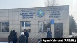 Қаңтар оқиғасы бойынша ұсталғандардың туыстары жақындарын босатуды талап етіп, прокуратураға келді. Талдықорған, 3 ақпан 2022 жыл.