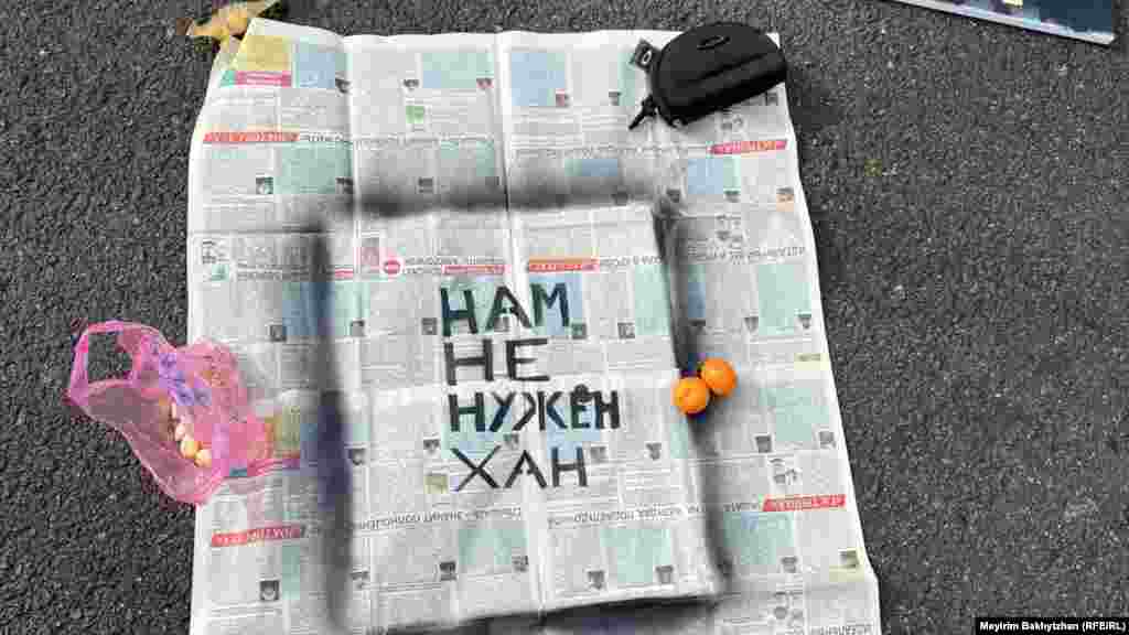 Митингіде "Бізге хан керек емес" деген жазуы бар газет те байқалды. 