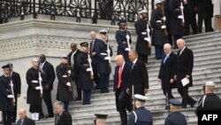 Ish-presidentët Donald Trump dhe Barack Obama, ndërsa pas tyre presidenti aktual, Joe Biden, dhe ish-zëvendëspresidenti Mike Pence, duke zbritur shkallëve në Kapitol, pas ceremonisë së inaugurimit të Trumpit në Uashington më 20 janar 2017.
