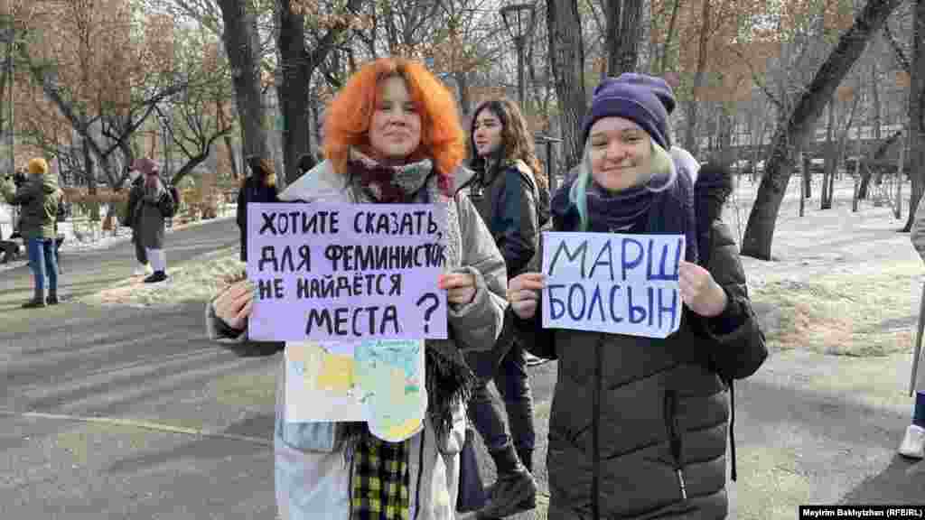 Участницы акции с плакатами «Марш болсын» («Маршу быть») и «Хотите сказать, для феминисток не найдется места?». Ранее фемактивистки не смогли получить разрешение на проведение акции 8 марта. В ответе им акимат заявил, что все четыре локации отведены под мероприятия «Лиги волонтёров». Во время воскресного митинга активистки раскритиковали решение властей 