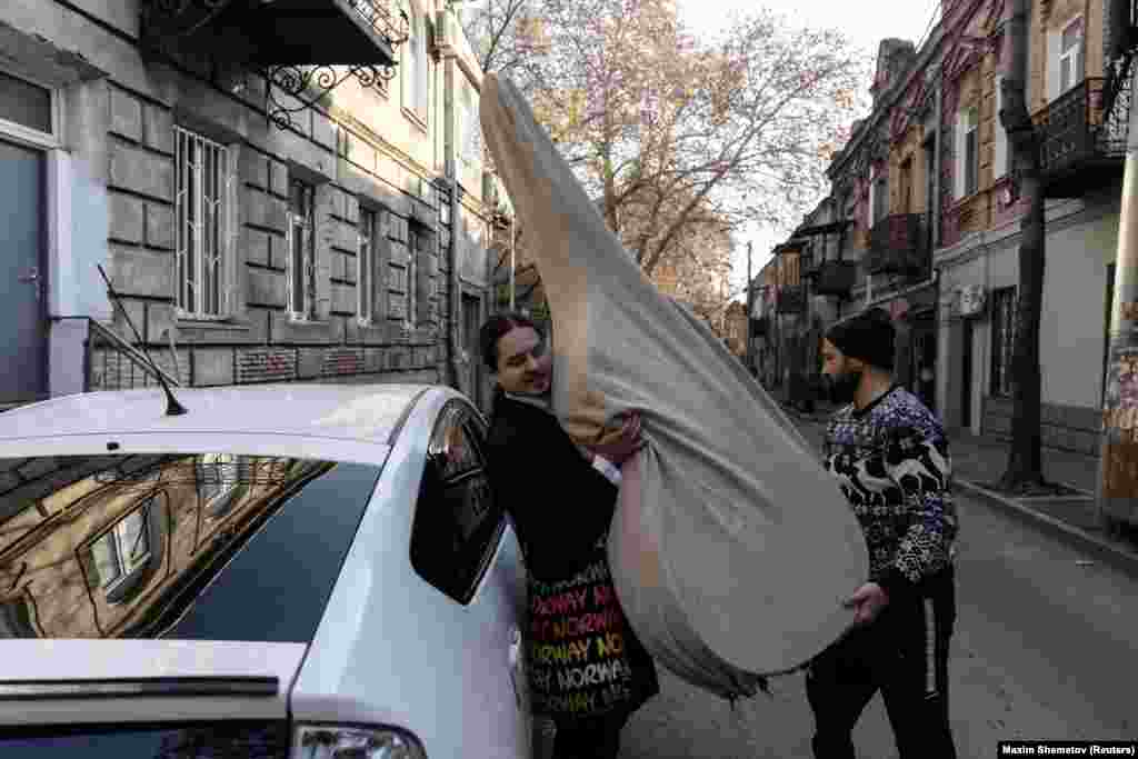 Aleksei Antropov, cu contrabasul în brațe, se mută în noul său apartament din Tbilisi, Georgia, la 26 decembrie. Antropov, care este interpret de muzică clasică, are vârstă de 29 de ani și se numără printre sutele de mii de bărbați în vârstă de încorporare care au fugit din Rusia după ce Kremlinul a anunțat o mobilizare "parțială" în septembrie 2022. 