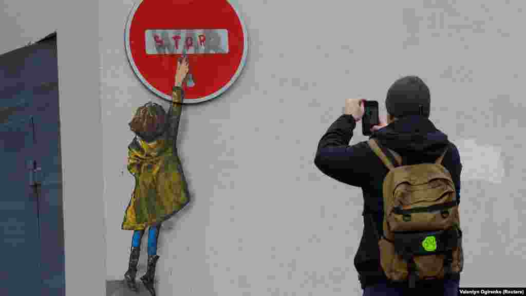 O altă pictură murală a lui Tvboy pe un zid din Bucea arată a un copil pictând o lozincă anti-război. „Mesajul fiecărei lucrări e unul al renașterii și speranței, în speranța că acest conflict se va termina cât mai repede”, a scris Tvboy pe website-ul său oficial.