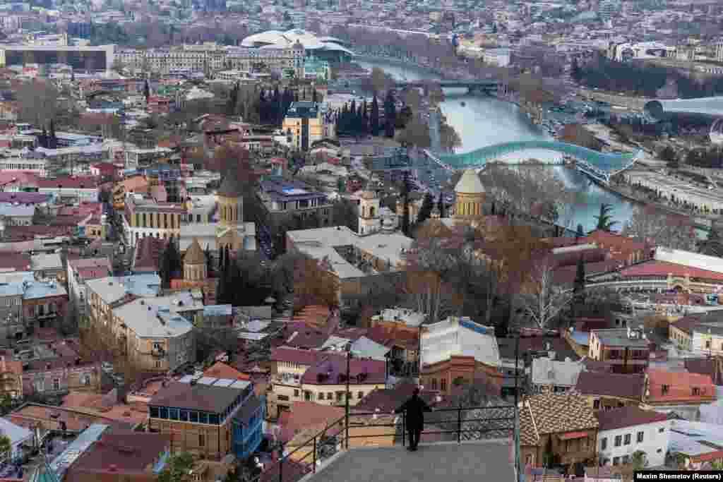 Panoramă a capitalei georgiene de pe dealul cetății Narikala. „Am nevoie de un cămin, de un loc în care să mă pot întoarce", a spus Antropov, „și sper ca Tbilisi să devină un astfel de cămin pentru mine. Este un oraș frumos".