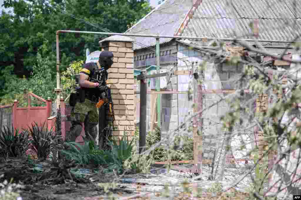 Український військовий на вулиці міста Мар'їнка, в Донецькій області, 4 червня 2015 року