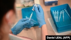 Dve doze vakcine Pfizer i Moderna nisu pružile značajniju zaštitu od omikrona, ustanovili su istraživači