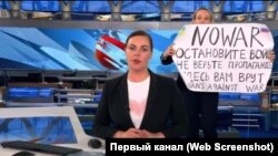 მარია ოვსიანნიკოვა ანტისაომარი პლაკატით ხელში.
