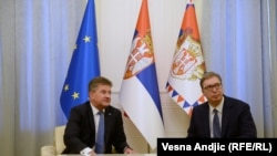 I dërguari i Bashkimit Evropian për dialogun Kosovë -Serbi, Mirosllav Lajçak (majtas) dhe presidentin serb, Aleksandar Vuçiq.