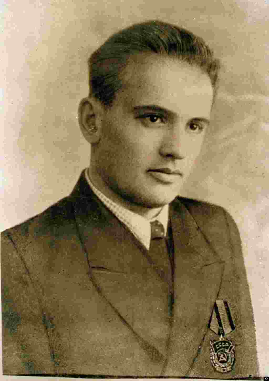 Младиот Горбачов на 19-годишна возраст, носејќи го медалот „Црвено знаме на трудот“ што го доби за возење комбајн на рамнините на јужна Русија.