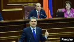 Վարչապետ Տիգրան Սարգսյանը ելույթ է ունենում խորհրդարանում: 12-ը դեկտեմբերի, 2013թ.