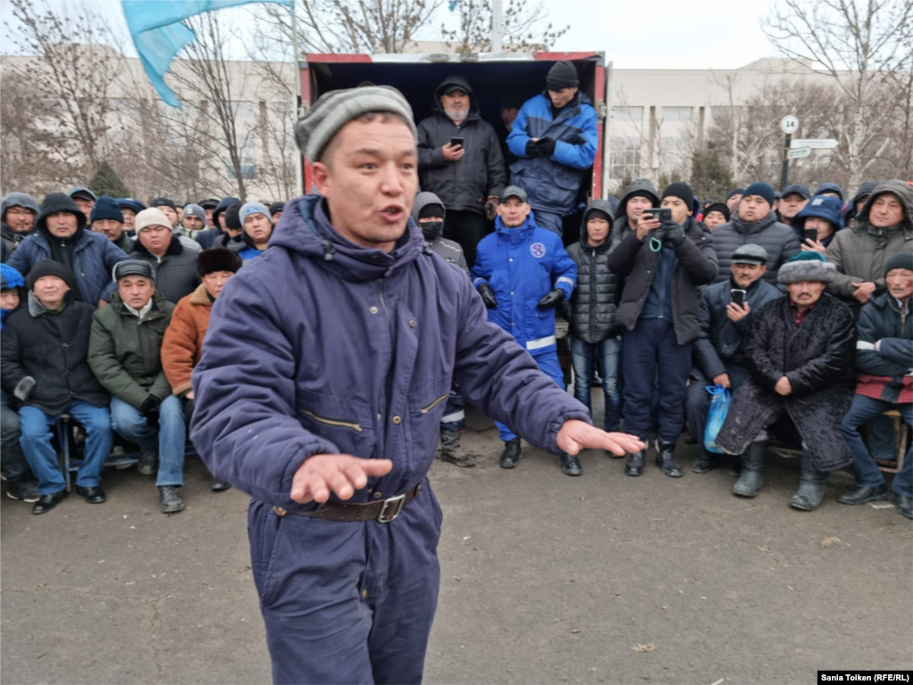Еден човек се обраќа на протестот пред канцеларијата на градоначалникот во Актау на 5 јануари.