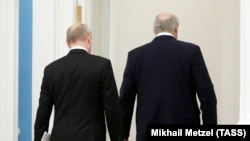 Vladimir Putin (sol) və Alexander Lukashenka