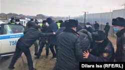 Сұйытылған газ бағасына қарсы наразылықта полиция адамдарды күштеп ұстап жатыр. Шымкент, 4 қаңтар 2022 жыл.