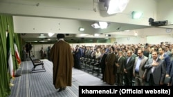 آیت‌الله علی خامنه‌ای در حال رفتن به جایگاه سخنرانی 