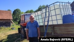 Nedžib Sejdović stoji ispred rezervoara za vodu. Kaže, umesto da kosi, mora da se stara za vodu