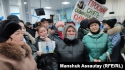 Қаңтар оқиғасы кезінде ұсталғандардың туыстары прокуратурада азаптауды тоқтатуды, жақындарын босатуды талап етіп тұр. Алматы, 1 ақпан 2022 жыл.
