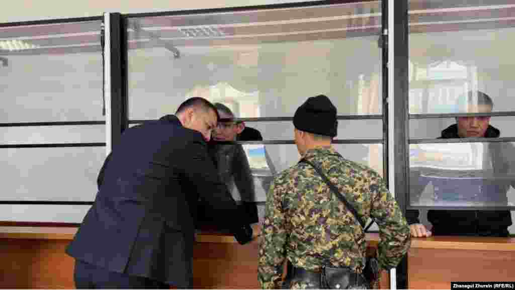 19 қазандағы сот отырысында адвокат Азамат Сағалов соттан қаңтардан бері тергеу изоляторында қамауда отырған Нұрсұлтан Исаевты босатуды сұрады, судья бұл өтінішті қанағаттандырмады. Суретте: Нұрсұлтан Исаев ( әйнек қоршаудың ішінде) адвокаты Азамат Сағаловпен сөйлесіп тұр.