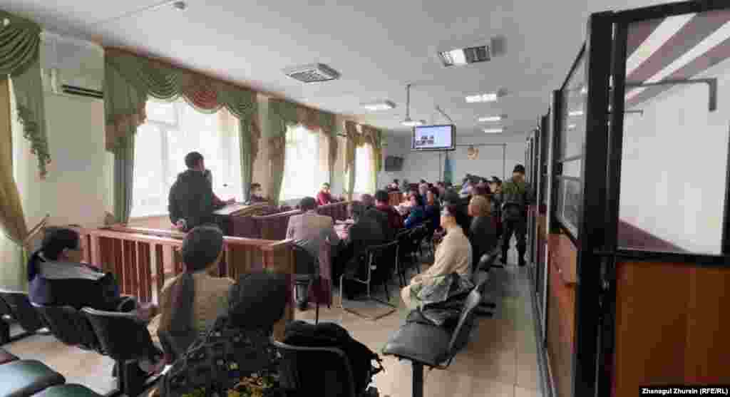 Қаңтар оқиғасы кезінде аяғы күйген учаскелік полиция инспекторы Сәкен Жармағамбетовтің айтуынша, күш құрылымдары демонстранттарды тарату үшін қолданған түтін шашатын арнаулы затты наразылардың бірі полицейлерге кері лақтырған. "Оның жүзін көргенім жоқ. Сотталушылардың да ешқайсын танымаймын" деді полиция өкілі сотта.