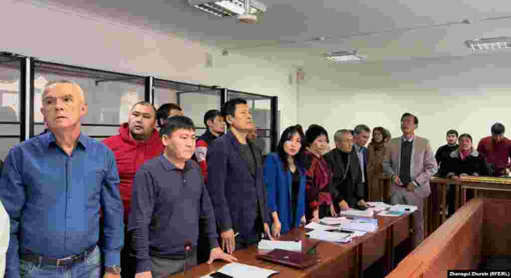 Суретте: Қаңтар оқиғасына байланысты айып тағылған 18 азаматтың адвокаттары сот залында. Ақтөбе, 19 қазан 2022 жыл.