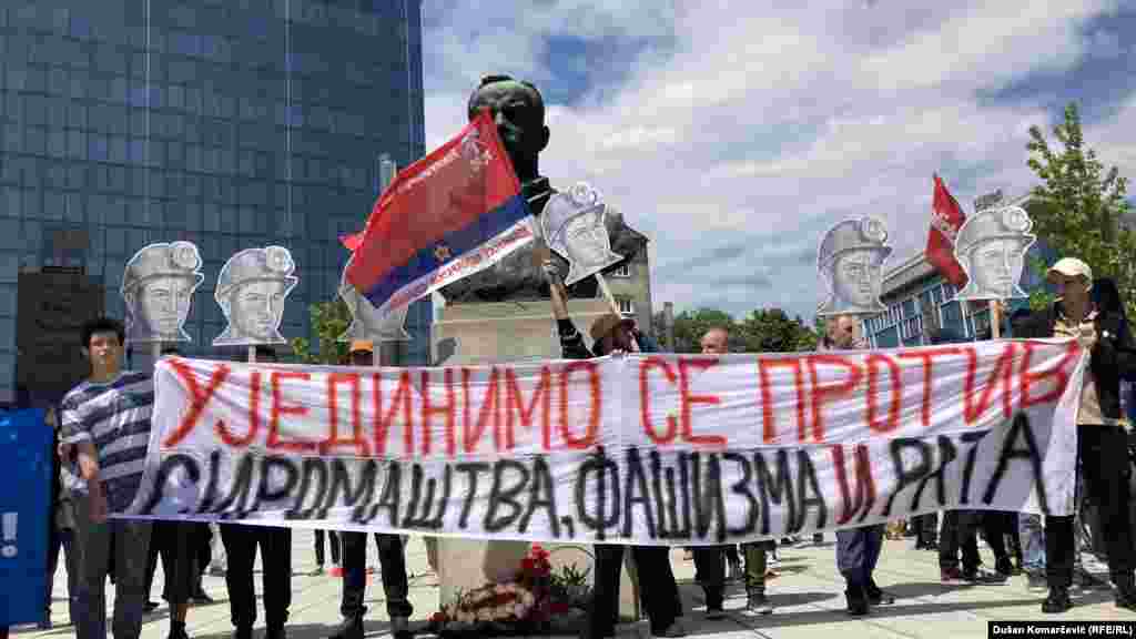 Na čelu kolone tokom protestne šetnje bio je veliki transparent na kojem je pisalo "Ujedinimo se protiv siromaštva, fašizma i rata".