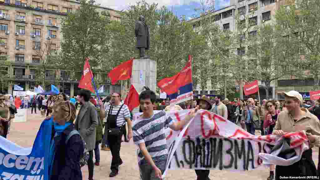 Učesnici Prvomajskog skupa u organizaciji Platforme "Solidarnost" i koalicije "Moramo" su nakon okupljanja na Trgu Nikole Pašića krenuli u protestnu šetnju prema Slaviji.