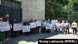 Участники акции перед зданием прокуратуры Алматы с требованием открытого расследования, наказания виновных в пытках и гибели людей. Алматы, 1 июня 2022 года.