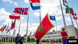 Pamje gjatë ngritjes së flamurit të Malit të Zi në selinë e NATO-s në Bruksel