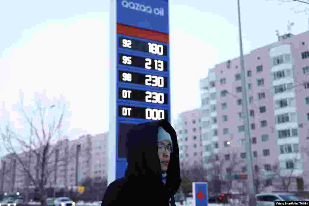 Табла со цени на бензинска пумпа во Нур-Султан. Прашањето за цените на течен гас е критично прашање за многу Казахстанци, бидејќи повеќето автомобили на запад од централната азиска земја работат на ова гориво.