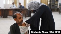 اسد عمر وايي، ۲۰۲۱ز کال لپاره يې د اووه کروړه کسانو واکسينولو هدف پورا کړو. انځور له ارشيفه