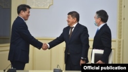 Министрлер кабинетинин төрагасы Акылбек Жапаров жана Кытай өкмөтүнүн Евразия маселеси боюнча атайын өкүлү Ли Хуэй.