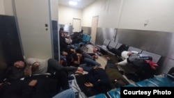 По словам депортированных мигрантов, на протяжении нескольких суток они находятся в аэропорту без элементарных условий