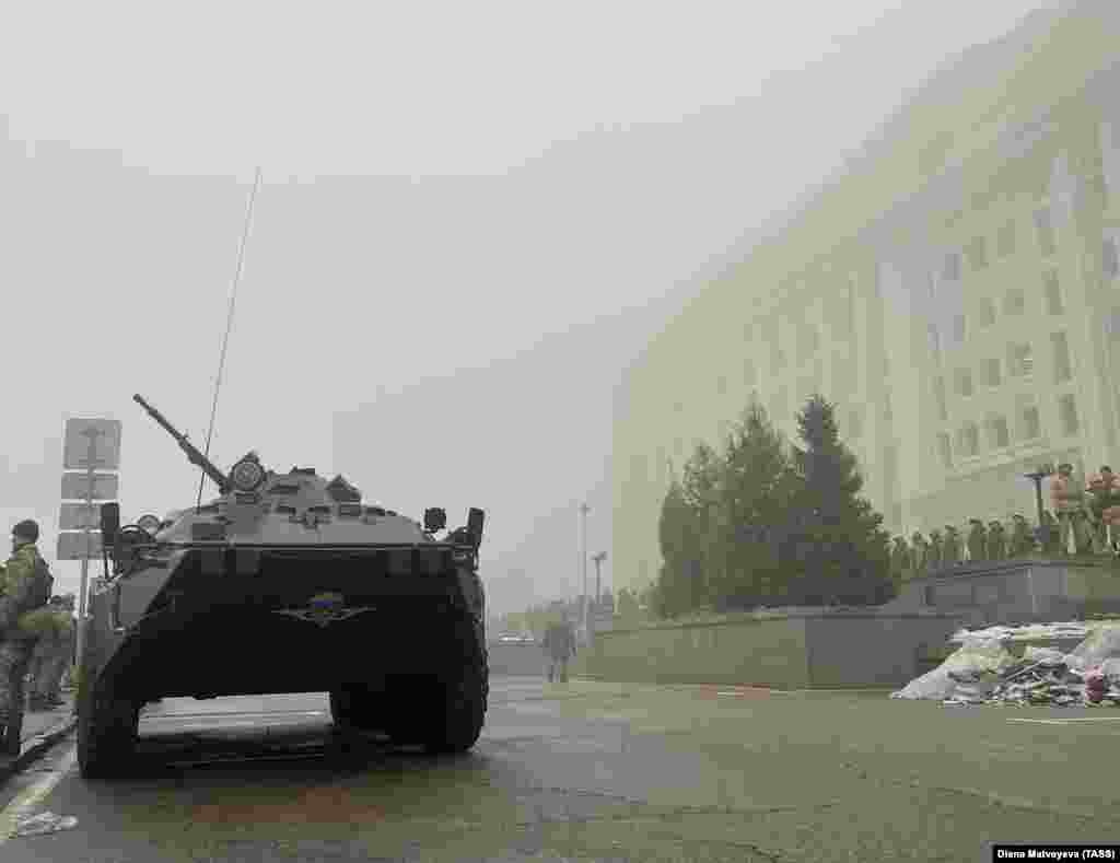 Воено возило во центарот на Алмати 