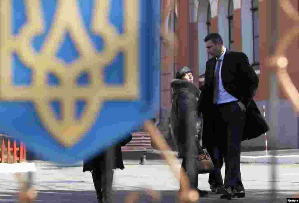 Мер Києва Віталій Кличко під час візиту до виборчої дільниці у Києві