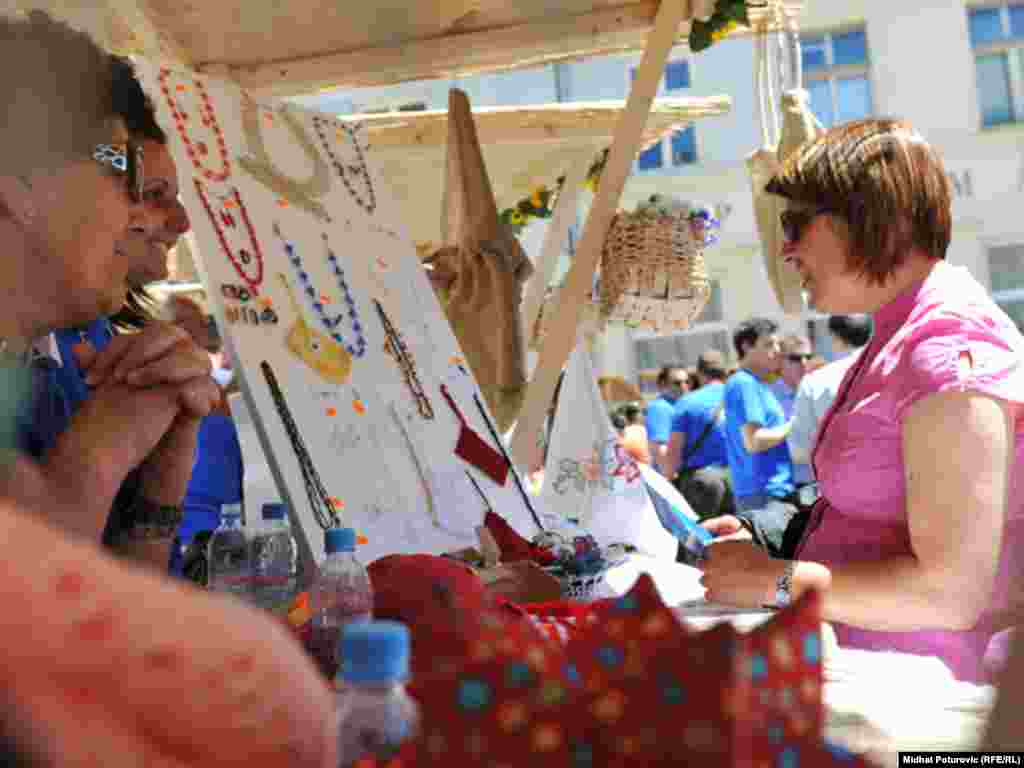 Svjetski dan izbjeglica, koji je ustanovljen decembra 2000. godine odlukom Generalne skupštine Ujedinjenih nacija, obilježava se 20.juna. U Sarajevu je tim povodom UNHCR, organizirao humanitarni bazar ispred sarajevske Katedrale, 20.06.2011. Foto: RSE / Midhat Poturović