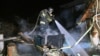 Пожарникар гаси пожар, предизвикан от руска атака с дронове над Харков, 29 март 2025 г.