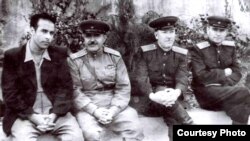 Слева направо - Гейдар Алиев, Мустафа Мустафаев - начальник отдела, где работал Г.Алиев. Фото из личного архива М.Мустафаева (1910-1994), первая половина 50-х годов.
