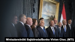 Orbán Viktor miniszterelnök (b5) és a kormány több minisztere miután átvették kinevezési okmányukat Novák Katalin köztársasági elnöktől a Sándor-palotában 2022. május 24-én