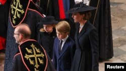 Съпругата на принц Уилям - Кейт Мидълтън, с децата им - принцеса Шарлът и принц Джордж