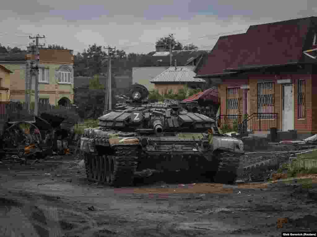 Отступая в панике, российские войска оставили в Изюме большое количество боеприпасов и техники, как, например, этот танк. Потеря Изюма рассматривается как стратегическая неудача Москвы, поскольку ее войска полагались на этот город как на важный узел снабжения своих войск в Харьковской области 