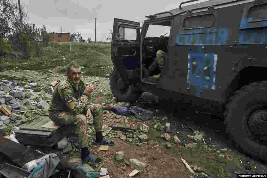 Украинские военные отдыхают на освобожденной ими территории в Харьковской области 