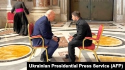 АҚШ президенті Дональд Трамп пен Украина президенті Владимир Зеленский Ватиканда кездескен сәт. 26 сәуір 2025 жыл.