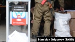 Донецкідегі бюллетеньдер салынған, "Донецк халық республикасы" деген жазуы бар сайлау жәшігі. Украина, 2 қараша 2018 жыл.