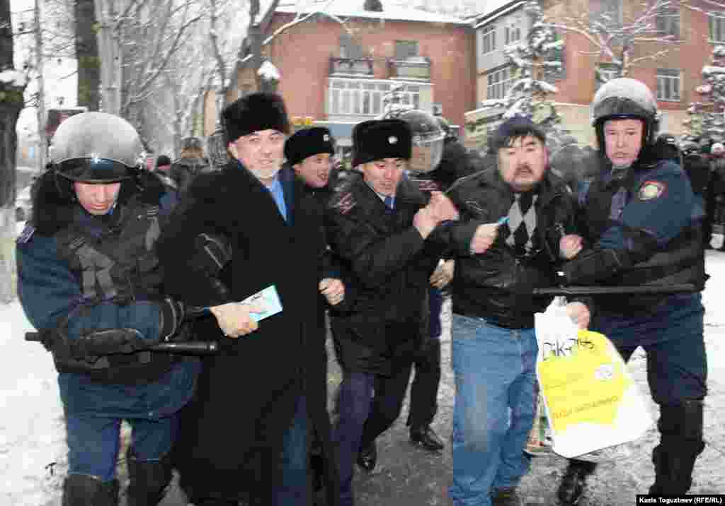 Полиция задерживает участников пикета против действия властей в Жанаозене, среди них политик Хасен Кожа-Ахмет (второй слева). Алматы, 17 декабря 2011 года.