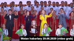 Türkmenistanyň medeniýet işgäleri we çagalar dabaraly konsertde çykyş edýärler. 29-njy iýun, 2020. 