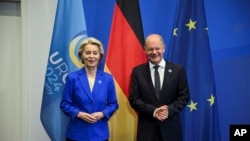 Olaf Scholz német kancellár és Ursula von der Leyen, az Európai Bizottság elnöke kétoldalú találkozójuk előtt Berlinben 2024. június 11-én