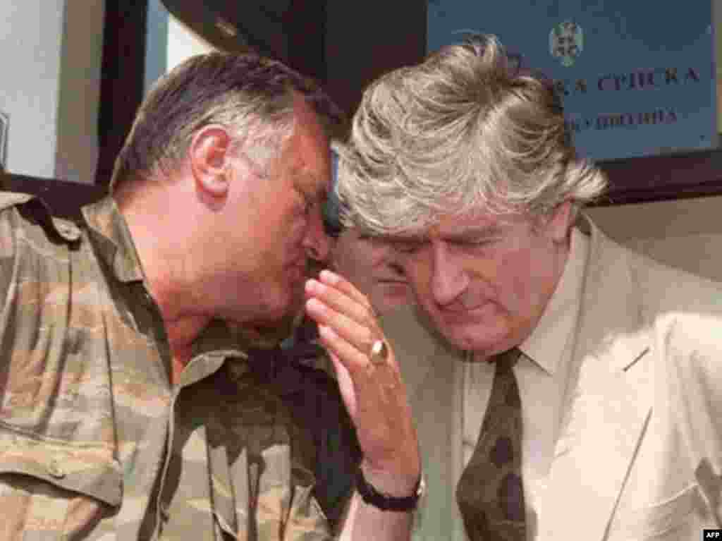 5 avqust 1993-cü il. Ratko Mladic Bosniyanın serb lideri Radovan Karadzic ilə söhbət edir. Karadzic bir neçə il əvvəl müharibə cinayətlərində ittiham olunaraq beynəlxalq məhkəməyə çıxarılıb.