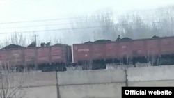 Газ ва электр йўқлиги ортидан юриб кетаëтган поезд вагонларидан кўмир ўғирлаш ҳолатлари кузатилмоқда. “Ўзбекистон темир йўллари” АЖ фотоси.