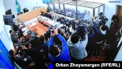 Нұр-Сұлтан қалалық қылмыстық істер бойынша мамандандырылған ауданаралық сотта "ДАИШ террорлық ұйымына қатысты" деп айыпталған 14 адамның соты басталды. 22 қазан 2019 жыл.