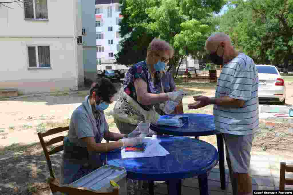 Гласање на отворено за уставните измени во Керч. Градот и остатокот од полуостровот Крим беа присилно анектирани од Русија во 2014 година.