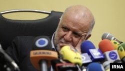 آقای زنگنه میگوید اولویت وزارت تحت مدیریت او احیای میدانهای نفتی موجود، مانند اهواز، آغاجری، گچساران، مارون یا بیبی حکیمه است.